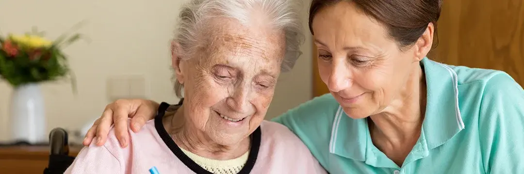 Demenz und Ergotherapie - Home-Betreuer und ältere Erwachsene Frau