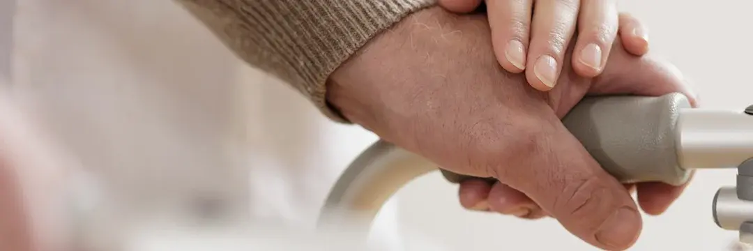 Hand liegt auf Hand