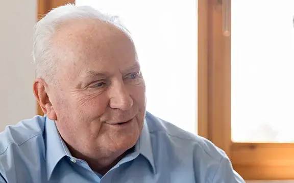 Weibliche Pflegekraft hilf älteren Mann beim Ausfüllen von Dokumenten