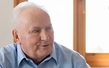 Weibliche Pflegekraft hilf älteren Mann beim Ausfüllen von Dokumenten