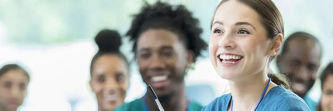 Mehrere junge Pflegekräfte lachen