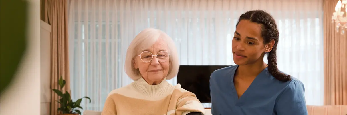 Pflegeheim: Eine Pflegerin misst den Blutdruck einer Bewohnerin.