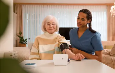 Pflegeheim: Eine Pflegerin misst den Blutdruck einer Bewohnerin.