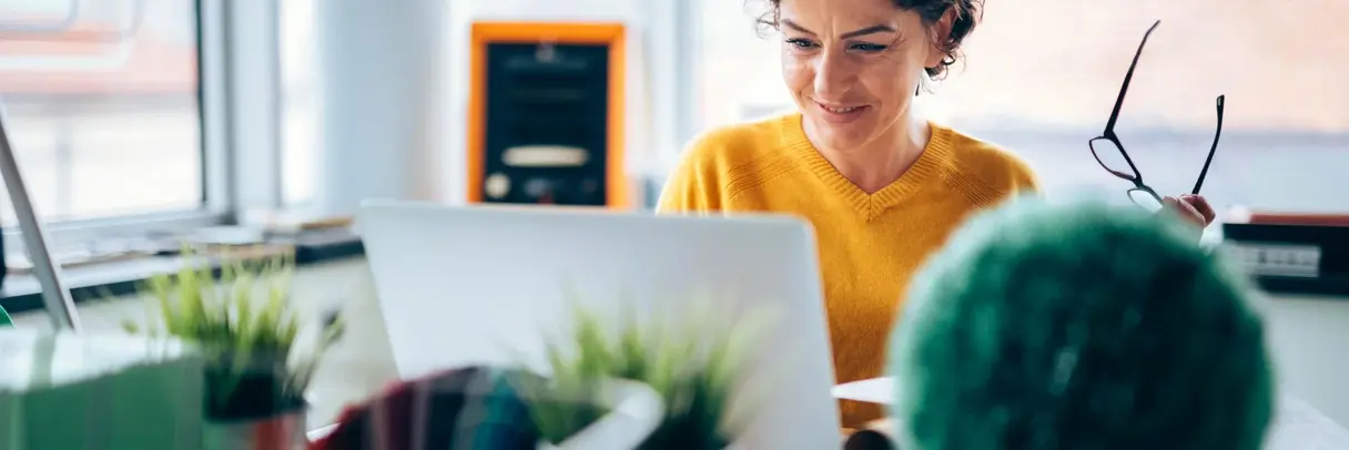 Frau vor Bildschirm mach Abrechnung digital