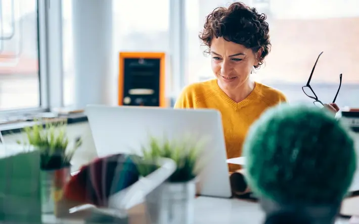 Frau vor Bildschirm mach Abrechnung digital