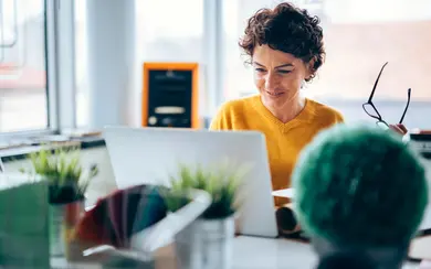 Frau vor Bildschirm mach Abrechnung digital