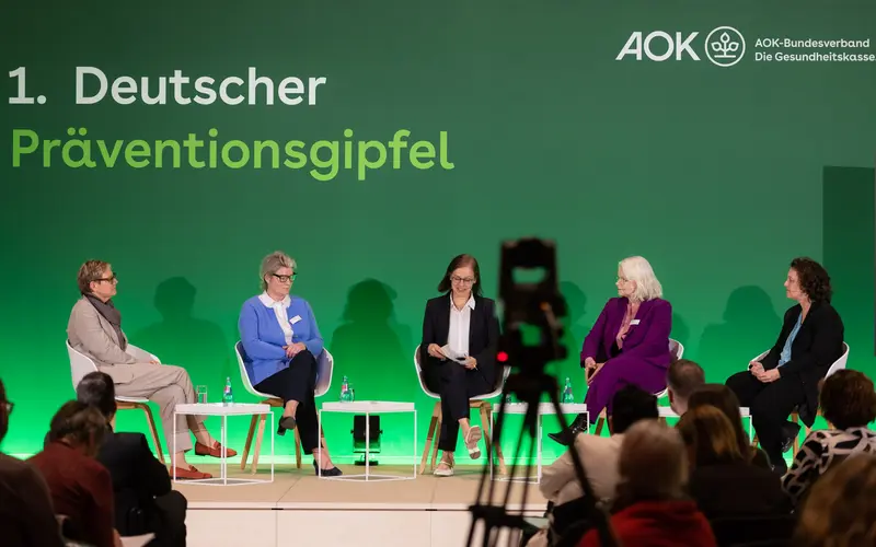 Wie lässt sich eine nachhaltige Präven-tionsstrategie erarbeiten? Darüber diskutierten auf dem 1. Präventionsgipfel (v.l.) Sabine Dittmar (SPD), Simone Borchardt (CDU), Dr. Tanja Busse, Dr. Kirsten Kappert-Gonther (Bündnis 90/Grüne) und AOK-Vorständin Dr. Carola Reimann.
