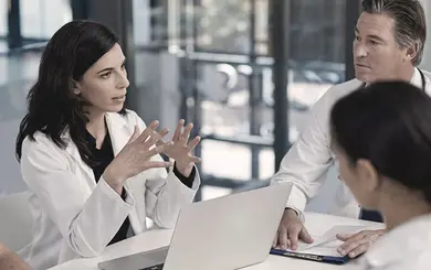 interdisziplinaere Teams Foto: Teambesprechung im Krankenhaus