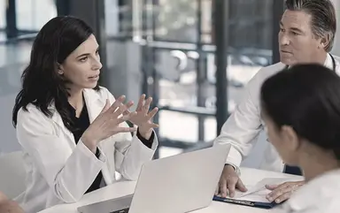 Foto: Teambesprechung im Krankenhaus