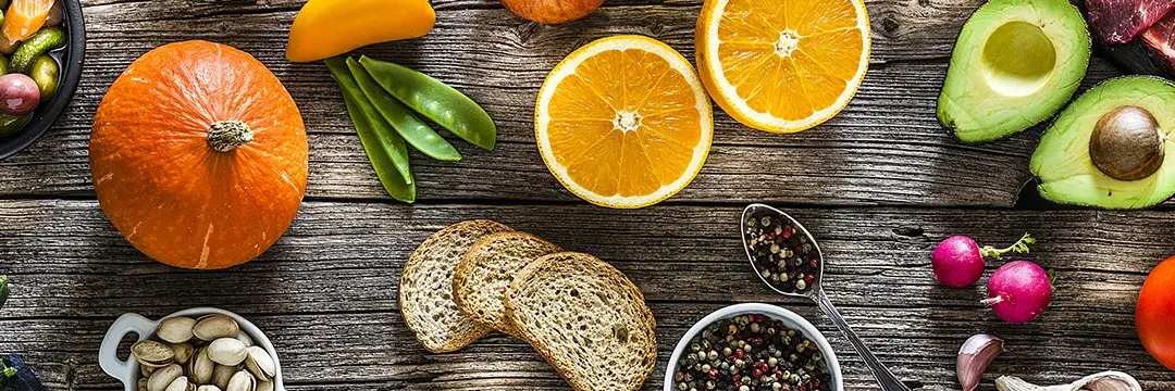 Obst und Gemüse liegt auf dem Tisch