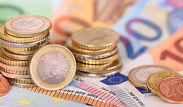 Panorama von Euro-Banknoten und Münzen (Symbolbild)