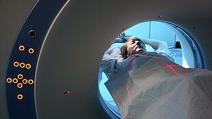 Computertomographie: Eine Patientin wird bei einer Computertomographie untersucht. (Symbolbild)