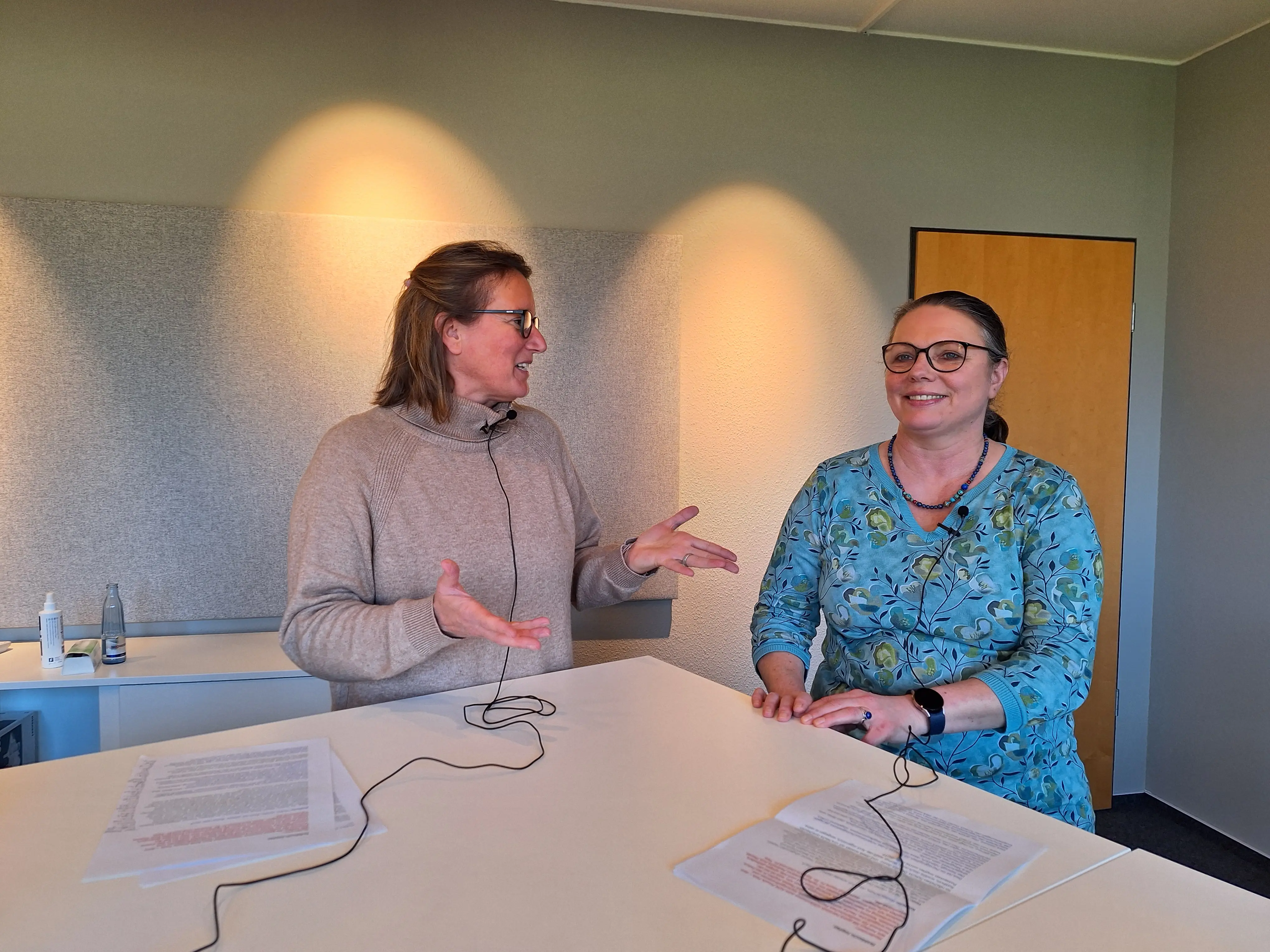 Das Foto zeigt die Apothekerinnen Kristina Tatenhorst und Dr. Kathrin Lind