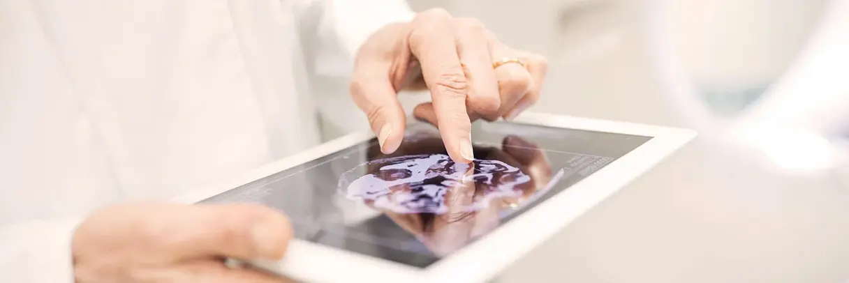 Digitalisierung Foto: Hand tippt etwas auf einem Tablet-Display