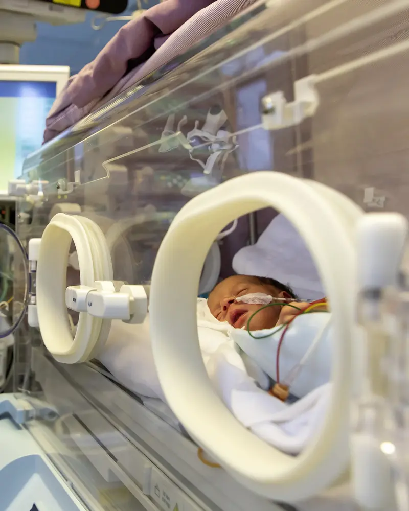 Intensivmedizin: Frühgeborenes im Inkubator (Symbolbild)