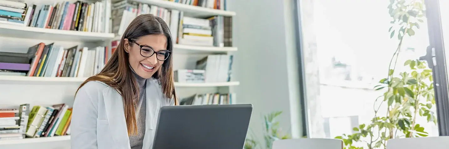 Junge Hausärztin am Computer (Symbolbild)
