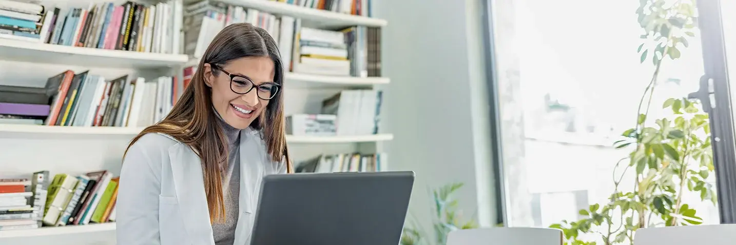 Junge Hausärztin am Computer (Symbolbild)