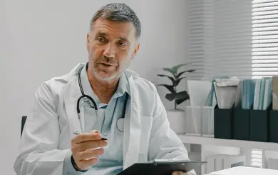 Arzt im Gespräch mit Patientin, zum Beispiel zur Diagnostik.