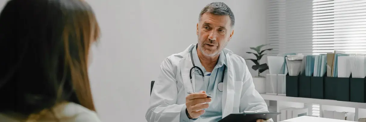 Arzt im Gespräch mit Patientin, zum Beispiel zur Diagnostik.