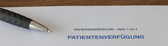 Foto eines Dokuments mit der Überschrift &quot;Patientenverfügung&quot;. Zu sehen ist auch der eine Zeile mit dem Text: &quot;Für den Fall, dass ich...&quot;. 