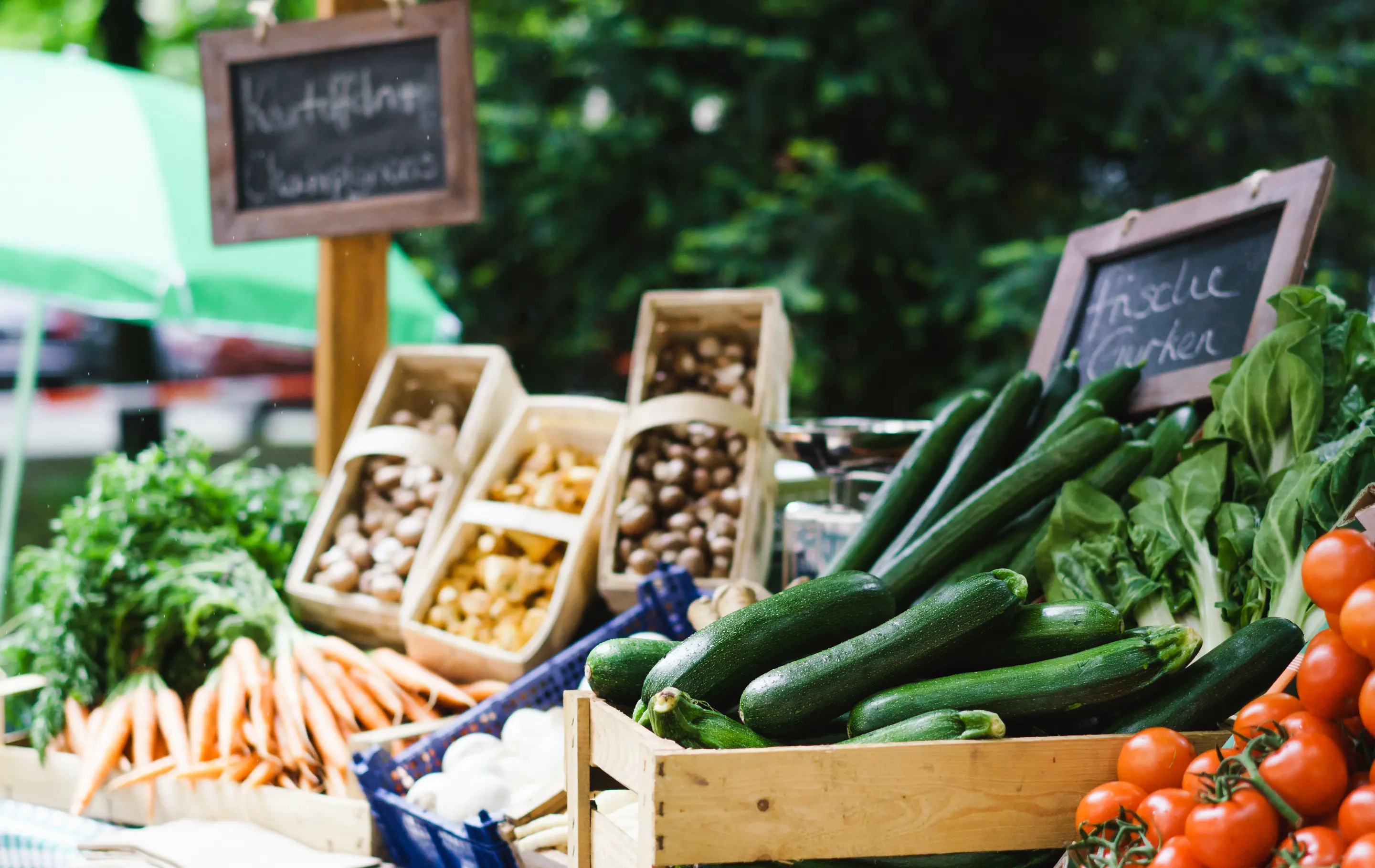 Das Bild zeigt Frisches Gemüse an einem Marktstand 