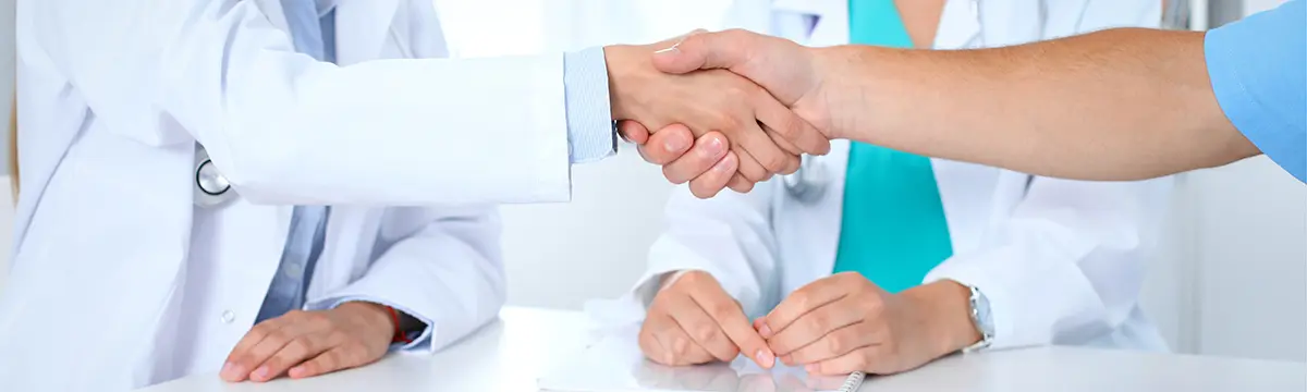 Ärzte schütteln sich die Hände (Symbolbild)