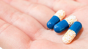 Arzneimittel: Kapseln auf Hand (Symbolbild)