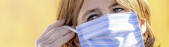 Frau mit Stoffmaske während der Corona-Pandemie (Symboldbild)