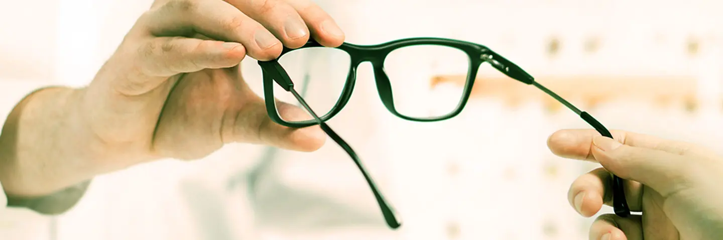 Optiker gibt Kunden eine Brille