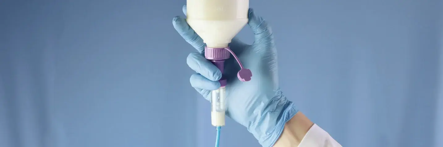 Enterale Ernährung: Das Bild zeigt eine Flasche, aus der Flüssignahrung hinausläuft