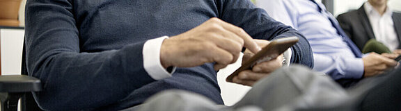 Mann benutzt Smartphone (Symbolbild) Mann benutzt Smartphone (Symbolbild)