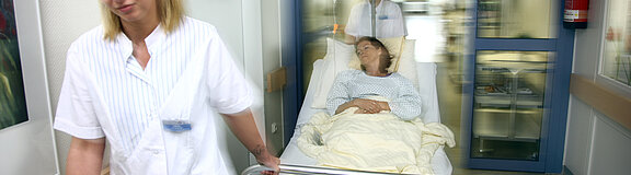 Untersuchung im Krankenhaus: Patientin auf dem Weg zu einer Untersuchung auf einer Station für innere Medizin (Symbolbild)