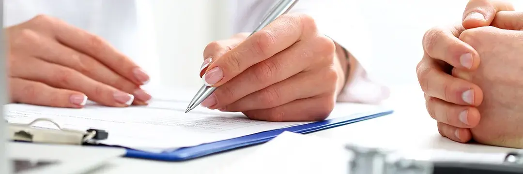 Ärztin notiert Patientengeschichte Ärztin notiert Patientengeschichte (Symboldbild)