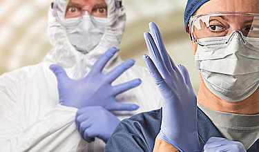 Ärzten und Krankenschwestern tragen Gesichtsmaske und chirurgische Handschuhe