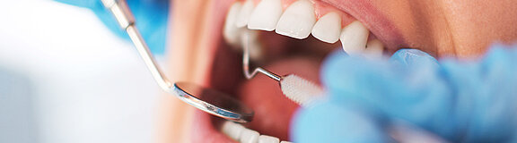 Zahnärztliche Untersuchung (Symboldbild)