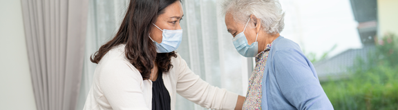 Altenpflege: Pflegekraft mit Maske bei der Arbeit (Symbolbild)