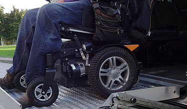 Mann im Rollstuhl verlässt Fahrzeug