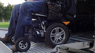 Mann im Rollstuhl verlässt Fahrzeug