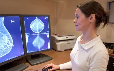 Ärztin analysiert Mammografie-Aufnahmen am Computer.