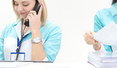 Mitarbeiterinnen in Arztpraxis telefonieren (Symbolbild)