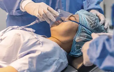 Foto: Frau wird in Narkose versetzt