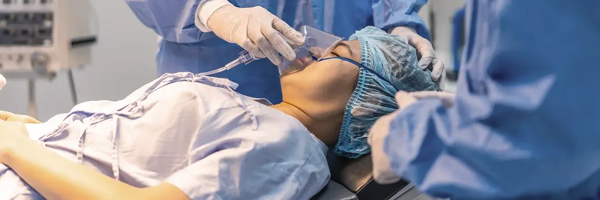 Foto: Frau wird in Narkose versetzt