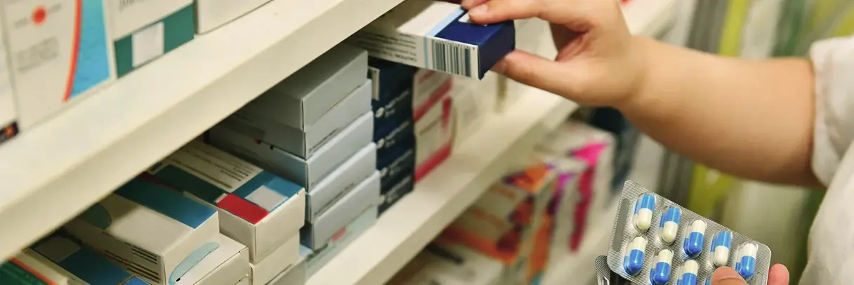 Medikamente Hand nimmt Medikamente aus Regal