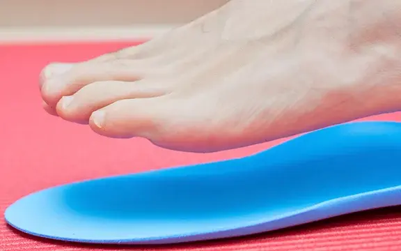 Fuß über orthopädischer Einlage