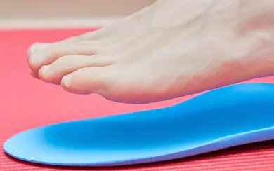 Fuß über orthopädischer Einlage