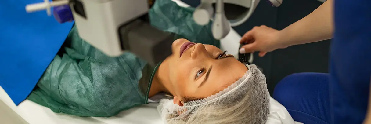 Foto: Patientin bei einer Augenoperation