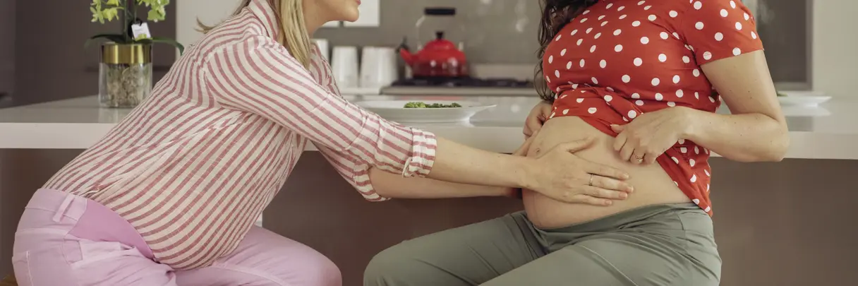 Hebamme untersucht den Bauch einer Schwangeren Das Bild zeigt eine Hebamme, die den Bauch einer Schwangeren untersucht.