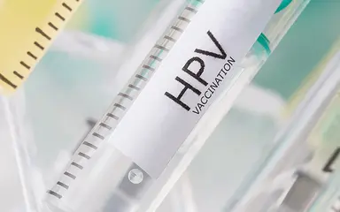 Das Bild zeigt Spritzen mit Impfstoff gegen das HPV-Virus. 