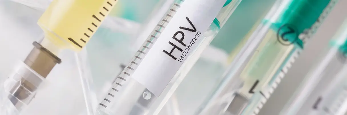 Das Bild zeigt Spritzen mit Impfstoff gegen das HPV-Virus. 