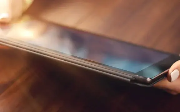 Nahaufnahme von weiblichen Händen mit einem Tablet
